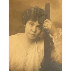 Atq Photo Early 1900s Young Lady Trifold Cardboard Holder Frame Sepia Vignette